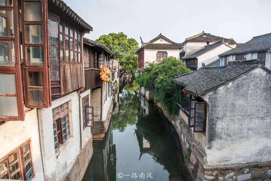 四川成都一大妈捡手机后索要六百元,失主只给一百,大妈哭闹,你怎么看?-热门讨论社区,分享你的见解!
